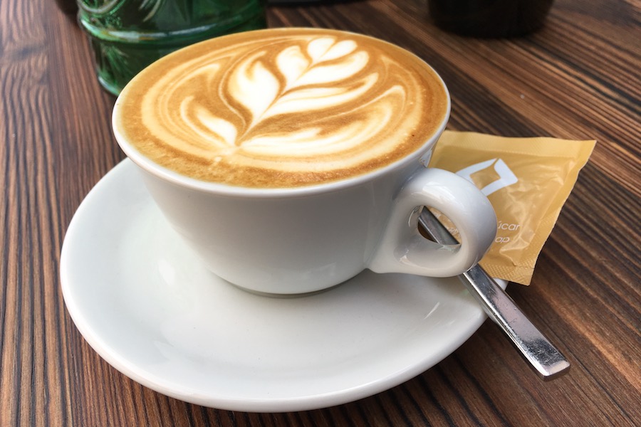 Messecatering mit Latte Art Cappuccino auf dem Stand.